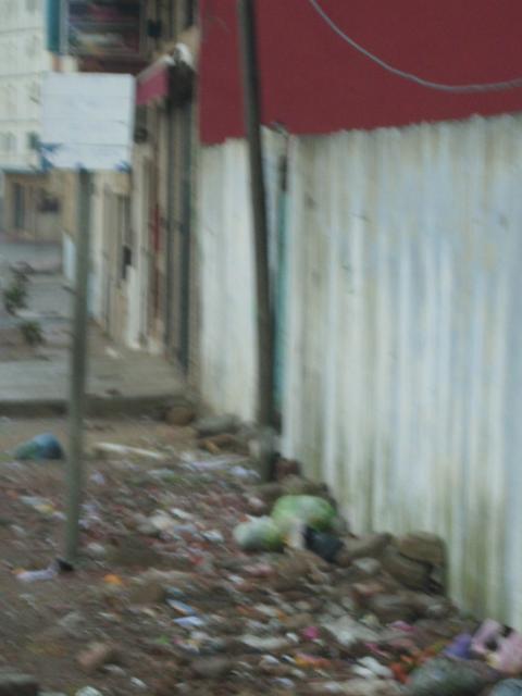 porque hay cada dia mas basura en la parada de uniobus larache  ?‏y ademas no hay servicios .