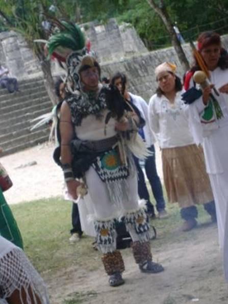 tiene que ser el elegido por las visiones que tengan los Yatiris y los amautas y recaer en él los augurios de las leyendas