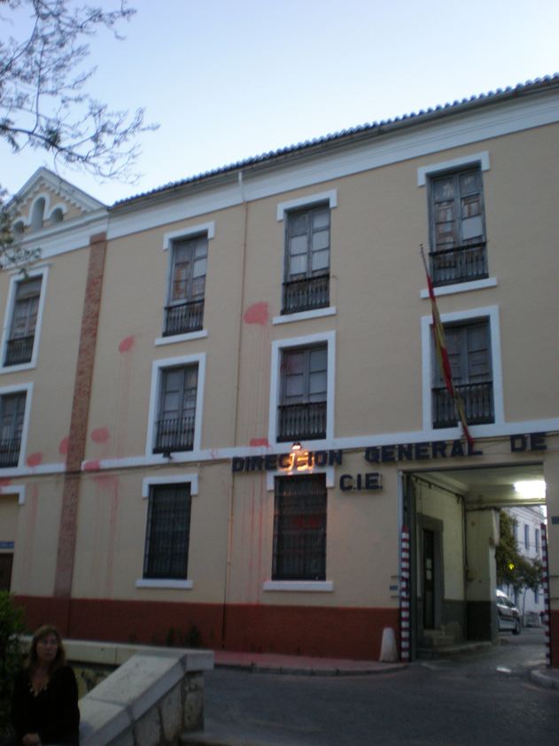 La fachada del Centro de Internamiento para Extranjeros (CIE) de Capuchinos vuelve a aparecer ensangrentada. (cie1.jpg)