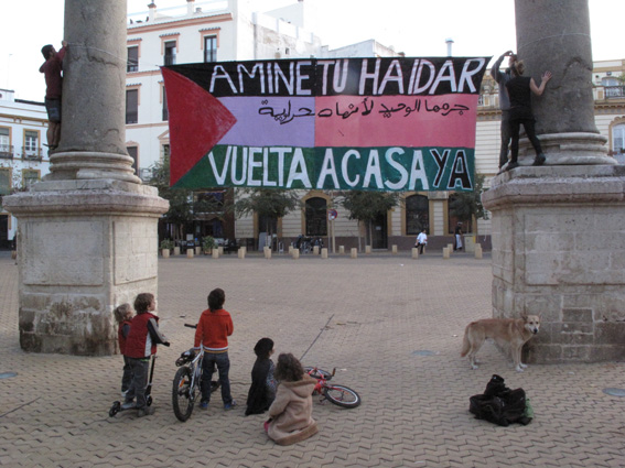 colgando la pancarta