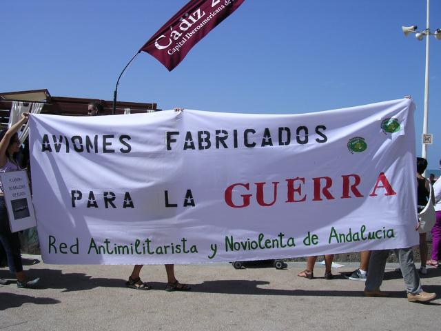 Pancarta de protesta III Festival Aereo de Cádiz